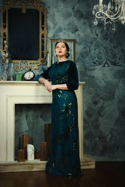 Model is posing in a dark studio as a queen - Foto, Bild