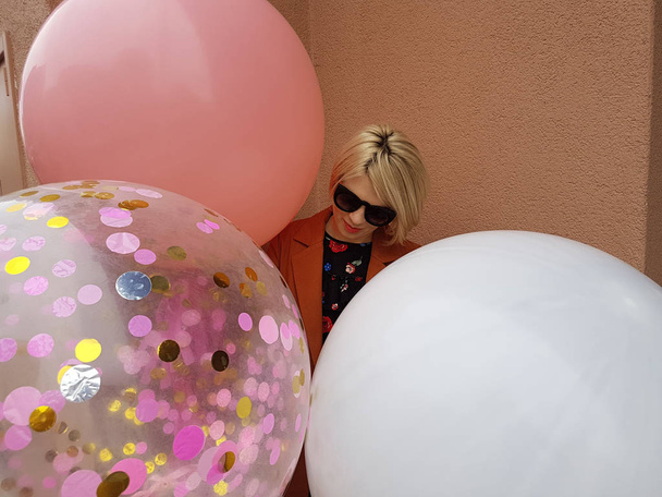 Young fashion happy blonde woman with baloons ,fashion photo, instagram filter - Foto, imagen