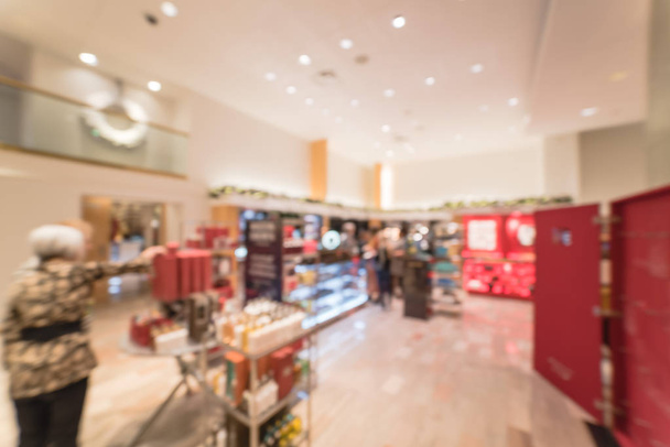 Compras de clientes de movimiento borroso en una tienda de ropa de lujo en el centro de Dallas, Texas, EE.UU. durante la temporada navideña. Zapatos caros desenfocados, bolsos, joyas, accesorios, productos de belleza
 - Foto, imagen