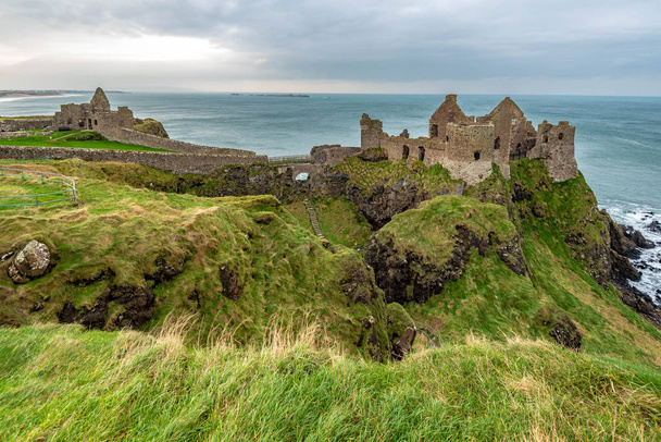 Dunluce Castle surplombe la mer d'Irlande en Irlande du Nord - Photo, image