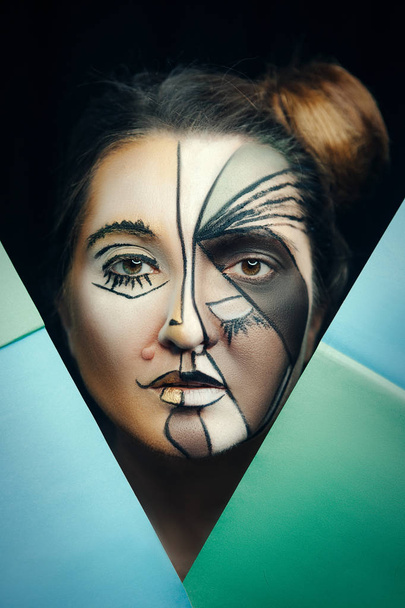 Ein Model posiert emotional mit kreativem Make-up - Foto, Bild