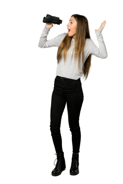 Повнометражний знімок молодої дівчини і дивиться на відстань з біноклями на ізольованому білому тлі
 - Фото, зображення
