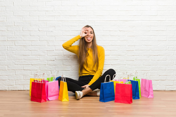 Genç kız ile alışveriş torbaları çok komik ve çılgın yüz duygu yapar - Fotoğraf, Görsel