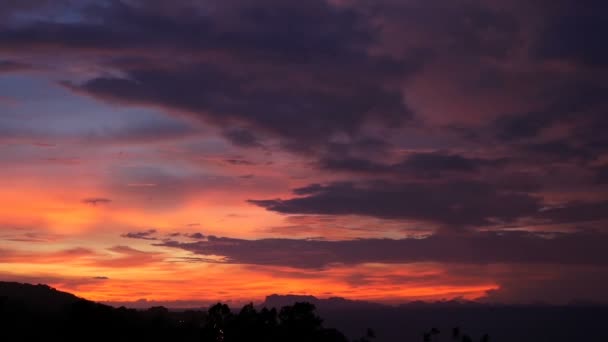 山のシルエットと海の上雄大な熱帯オレンジ夏タイムラプス夕日。劇的なミステリー、黄金曇り海の島上空の空撮。鮮やかな夕暮れの海自然な背景 - 映像、動画