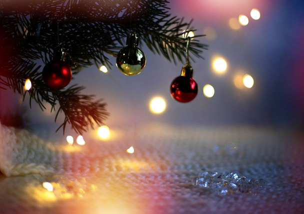 Un ramo di abete rosso con giocattoli di Natale e coni su uno sfondo festivo
 - Foto, immagini