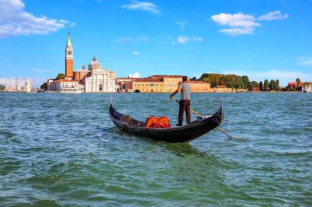 Ένα γονδολιέρης στην Βενετία, πηγαίνει στο νησί του San Giorgio Maggiore, Ital - Φωτογραφία, εικόνα