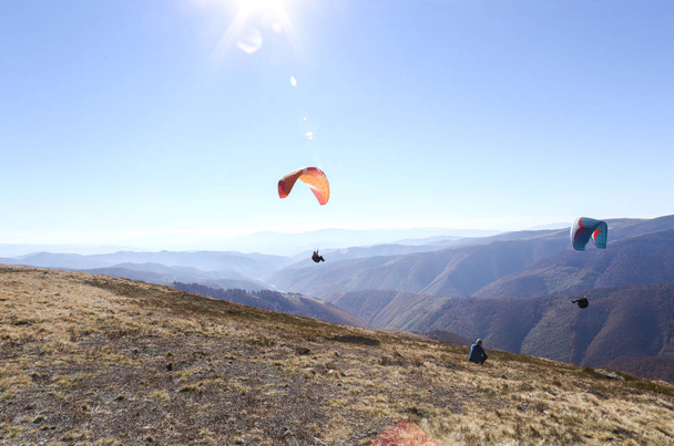 I fotografie lidí, kteří jsou činní v paraglidingu, naučí se létat paraglidisty, mají rádi co, dostanou extrémní emoce, hodně emocí, paragliding je velmi nebezpečný. Vysoko v horách je velmi krásná - Fotografie, Obrázek