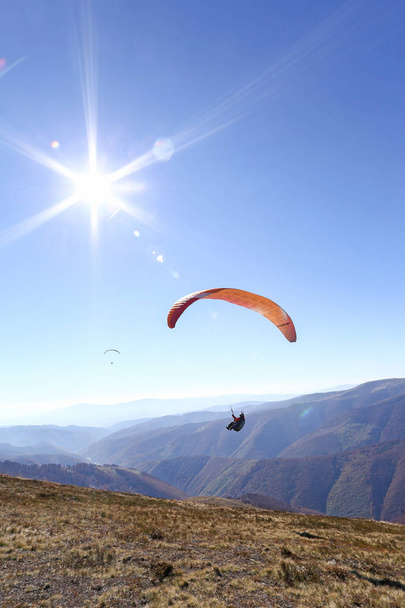Ik fotograferen mensen die met paragliding bezighouden zich, ze leren om te vliegen paragliders, ze willen wat ze, krijgen extreme emoties, een heleboel emoties, paragliding is zeer gevaarlijk. Hoog in de bergen is erg mooi - Foto, afbeelding