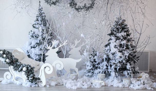 Interior da sala de Natal com uma bela árvore de Natal e presentes
 - Foto, Imagem