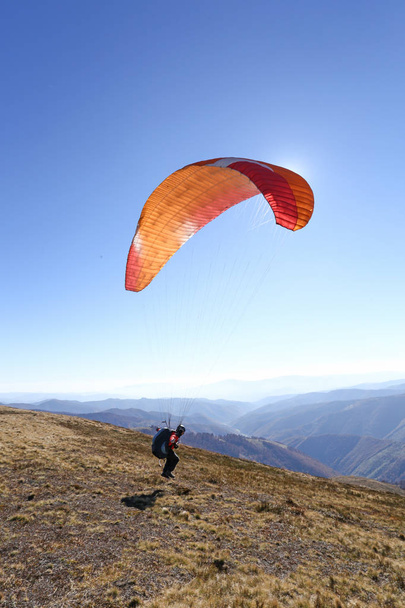 I fotografie lidí, kteří jsou činní v paraglidingu, naučí se létat paraglidisty, mají rádi co, dostanou extrémní emoce, hodně emocí, paragliding je velmi nebezpečný. Vysoko v horách je velmi krásná - Fotografie, Obrázek