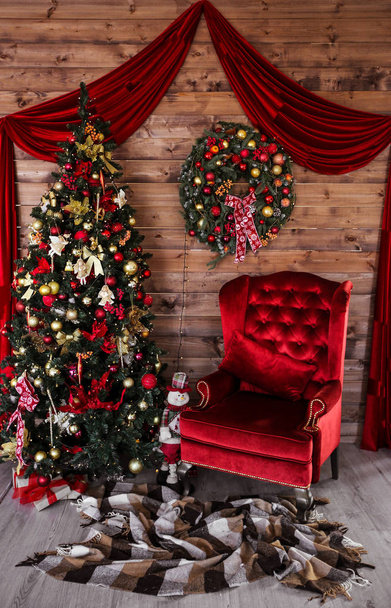 Интерьер рождественской комнаты с красивой елкой и подарками
 - Фото, изображение