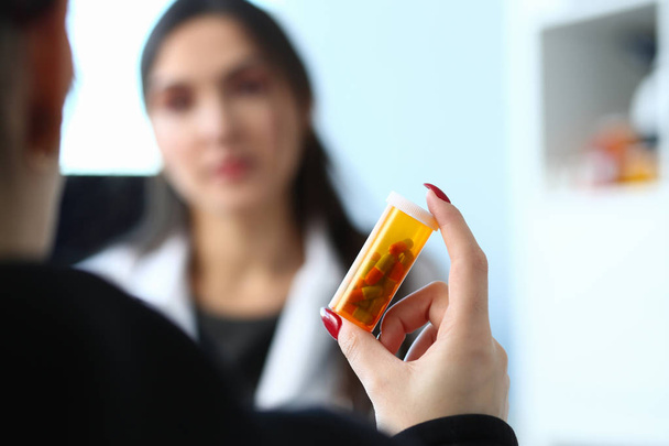 Ženské lékařství doktor ruka drží sklenici prášků a - Fotografie, Obrázek