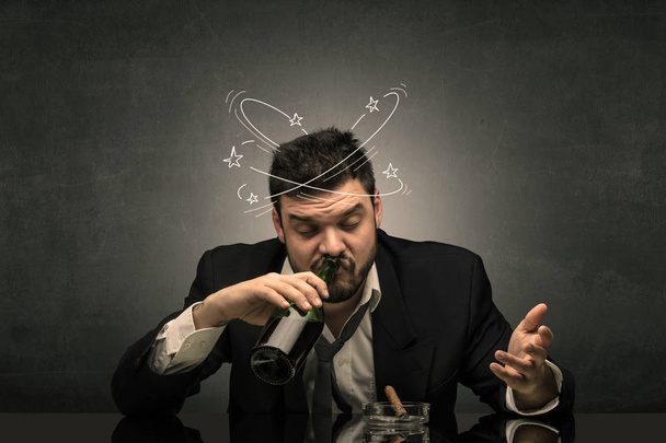 Pijany mężczyzna w jego biurze z koncepcją doodle - Zdjęcie, obraz