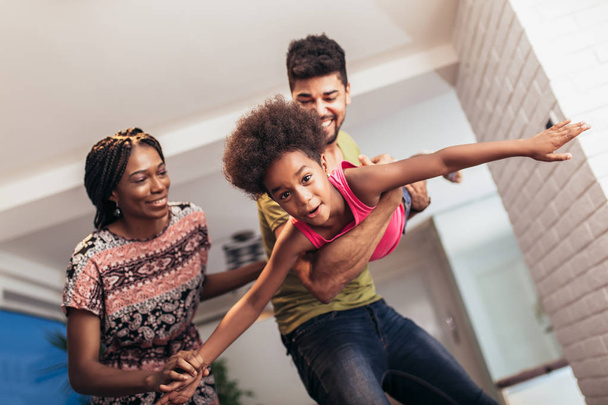 Afro-Amerikaanse familie brengt tijd samen door thuis. Ze hebben plezier. - Foto, afbeelding