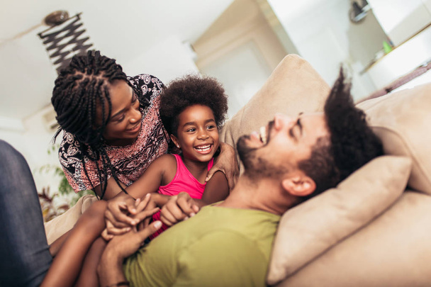Die afroamerikanische Familie verbringt Zeit miteinander zu Hause. Sie haben Spaß - Foto, Bild