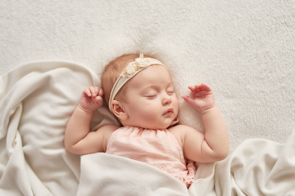 bébé endormi 3 mois sur un fond clair
 - Photo, image