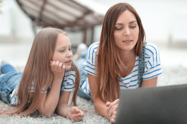 mother and daughter looking at the laptop screen. - Foto, imagen