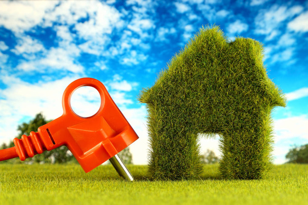 Dugó és zöld eco ház ikon koncepció a fű és a kék ég háttér. Megújuló energia. Villamosenergia-árak, a háztartás energiatakarékos. - Fotó, kép