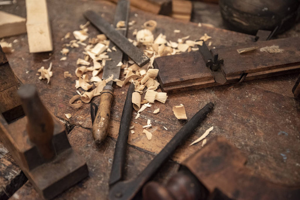 herramientas antiguas para la obra de arte tradicional de madera
 - Foto, Imagen