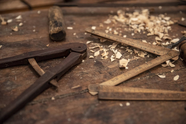 oude instrumenten voor traditionele houten kunstwerk - Foto, afbeelding