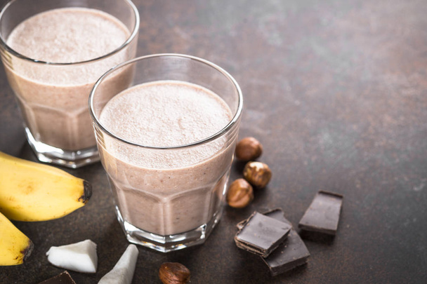 Chocolat banane noix de coco milk-shake noisette ou smoothie
. - Photo, image