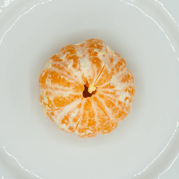Мандарин является плодом различных видов цитрусовых, обычно называемых мандаринами, в том числе Citrus reticulata, Citrus unshiu, Citrus reshni, а также их гибридов, в том числе Citrus tangerina, чья таксономия обсуждается.
 - Фото, изображение