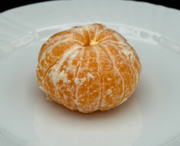 La mandarina es el fruto de las diferentes especies de cítricos comúnmente llamadas mandarinas, entre ellas Citrus reticulata, Citrus unshiu, Citrus reshni, así como sus híbridos, incluyendo Citrus tangerina, cuya taxonomía se discute.
 - Foto, Imagen