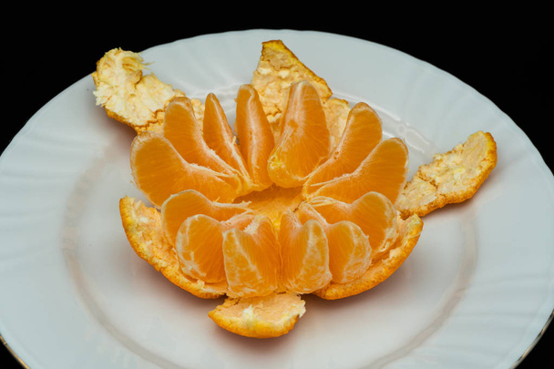 La mandarine est le fruit des différentes espèces d'agrumes communément appelées mandarines, parmi lesquelles Citrus reticulata, Citrus unshiu, Citrus reshni, ainsi que de leurs hybrides, dont Citrus tangerina, dont la taxonomie est discutée.
 - Photo, image