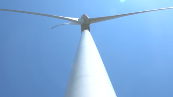 Elektrowni wiatrowej wytwarza energię elektryczną - Materiał filmowy, wideo