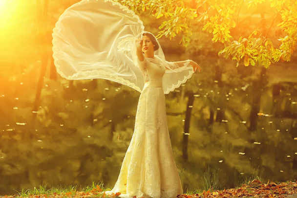Bride outdoor in autumn - Foto, imagen