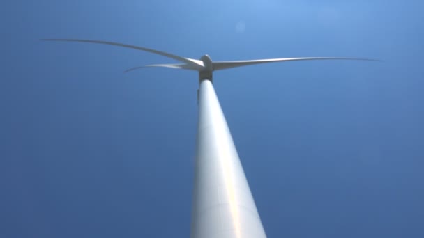 Elektrowni wiatrowej wytwarza energię elektryczną - Materiał filmowy, wideo