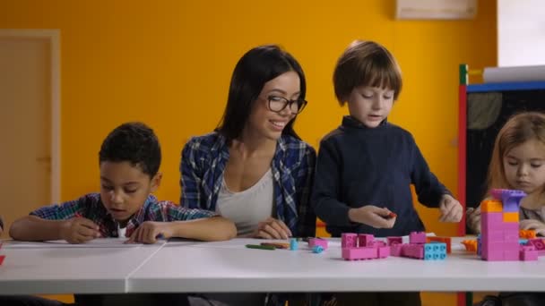 Lehrerin arbeitet mit Kindern in Vorschulklasse - Filmmaterial, Video