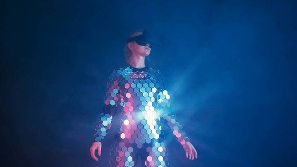 Hermosa joven rubia hembra jugando juego en gafas VR con traje de espejo futurista
 - Foto, imagen