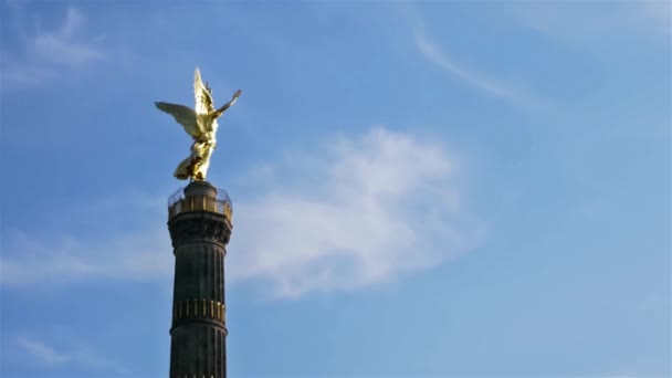 Zaman atlamalı: Berlin, Almanya mavi bulutlu gökyüzü karşı zafer Anıtı - Video, Çekim