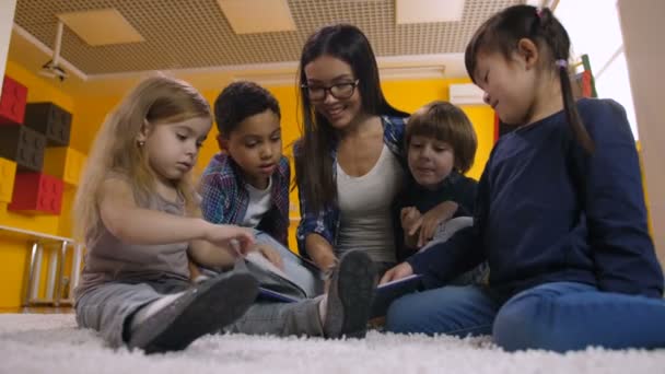 Lehrerin liest Vorschulkindern vor - Filmmaterial, Video