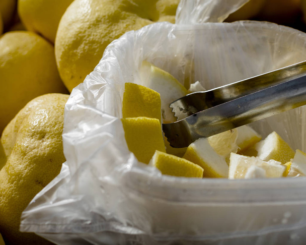 Vzorky citrusových plodů, které jsou k dispozici na trhu zemědělců. Sweetie je sladký citrusový hybridní ovocný plod podobný grapefruitu - Fotografie, Obrázek