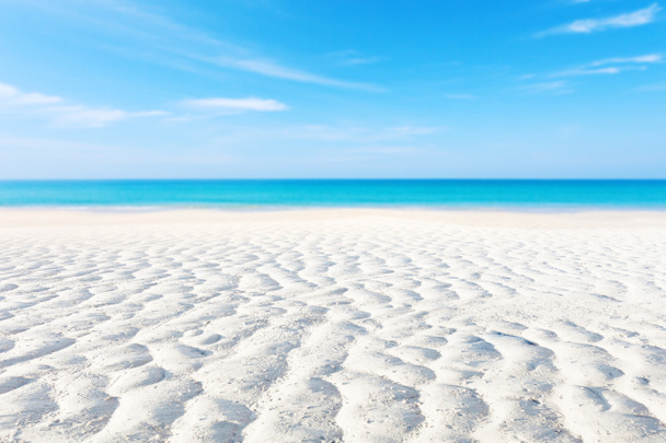 Curva de areia branca ou praia tropical arenosa com oceano azul embaçado e fundo azul do céu imagem para fundo da natureza ou fundo de verão
. - Foto, Imagem