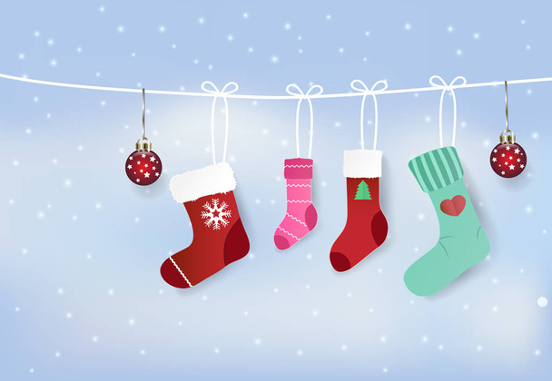 Εικονογράφηση art χαρτί κάλτσες που κρέμονται με μπάλα σε ένα άπλωμα και χιόνι. Περίοδο των διακοπών Χριστουγέννων φόντο - Διάνυσμα, εικόνα