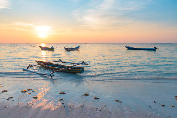 Ηλιοβασίλεμα τροπική παραλία Καραϊβική Θάλασσα ξύλινες βάρκες στο Pasir Panjang. Θάλασσα μπάντα αρχιπέλαγος, ΚΑΙΕΙ Νησιά Μολούκες Νήσους της Ινδονησίας. Κορυφαίο ταξιδιωτικό προορισμό, καλύτερη Κατάδυση Κολύμβηση με αναπνευστήρα, το εκπληκτικό πανόραμα. - Φωτογραφία, εικόνα