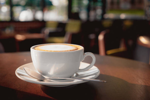 Tasse à café dans le magasin sur la table en bois le matin
 - Photo, image