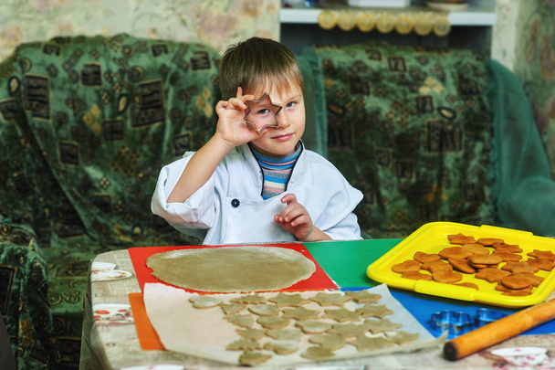 小さな男の子は、自家製のクッキーを作る - 写真・画像