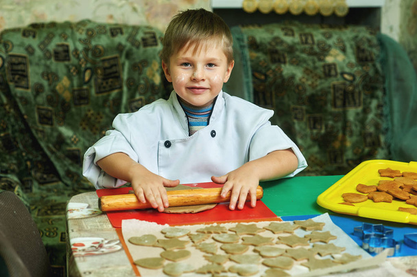 Pequeño niño hace galletas caseras
 - Foto, Imagen