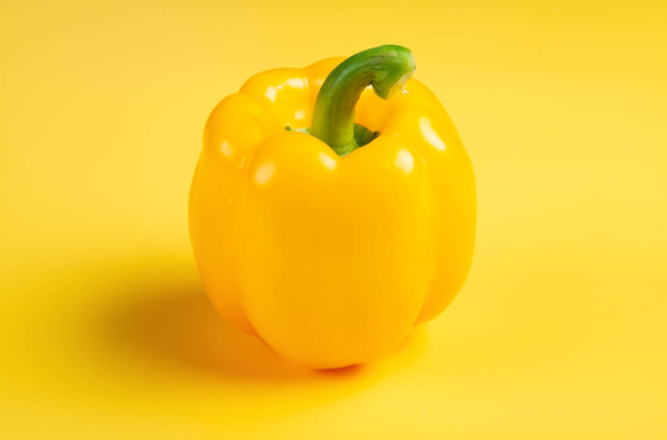 fresh yellow bell pepper on a yellow background - Foto, afbeelding