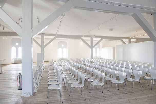 Белые сиденья в светлом помещении
 - Фото, изображение