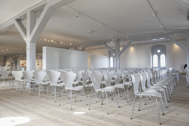 Reihen weißer Stühle in einem Veranstaltungsort - Foto, Bild