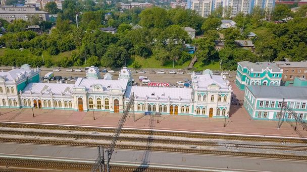 Rusland, Irkoetsk. Centraal Station van de stad Irkoetsk. Irkoetsk-passagier. Text in Russisch - Irkoetsk, van Dron   - Foto, afbeelding