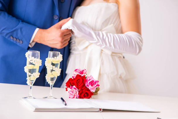 Házassági ceremónia feleséggel és férjjel - Fotó, kép