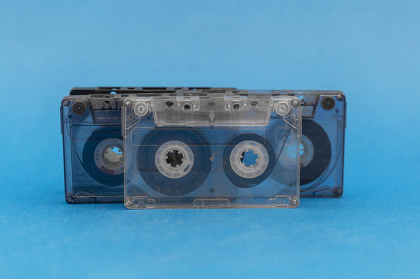 oude audiocassettes op een blauwe achtergrond - Foto, afbeelding