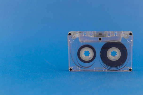 casetes de audio antiguos sobre un fondo azul
 - Foto, Imagen