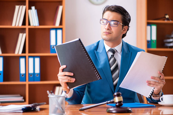 Advocaat werkzaam op kantoor - Foto, afbeelding